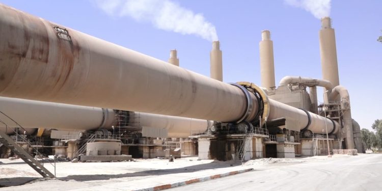 بعد ارتفاع سعر النفط الأسود مصنــــع سمنت الكوفة يعلن عن اتخاذ إجراء