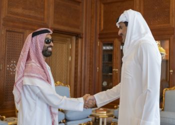 مستشار الأمن الوطني الإماراتي يلتقي بأمير قطر في ثاني زيارة