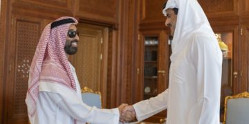مستشار الأمن الوطني الإماراتي يلتقي بأمير قطر في ثاني زيارة