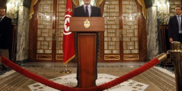 الشرطة التونسية تعتقل رئيس الوزراء