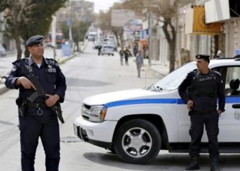 شخص يطعن زوجته أمام محكمة في الأردن