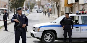 شخص يطعن زوجته أمام محكمة في الأردن