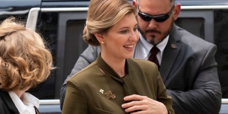 ظـــهور لافت لزوجة زيلنيسكي بالزي العسكري في أمريكا