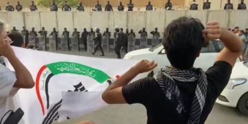 محتجون يحاولون اقتحام القنصلية التركية وسط بغداد