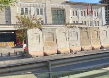 الأجهزة الأمنية تحيط “السفارة التركية” في بغداد بالصبات الكونكريتية