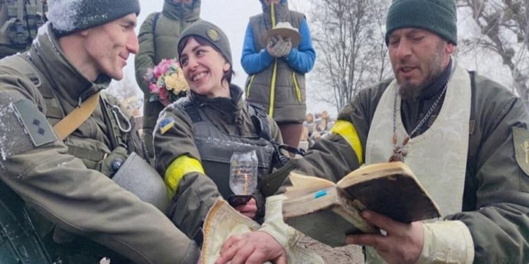 الأوكرانيون يقبلون على الزواج بكثافة .. “رغم الحرب”