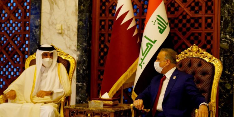 الكاظمي يلتقي تميم بن حمد آل ثاني في جدة