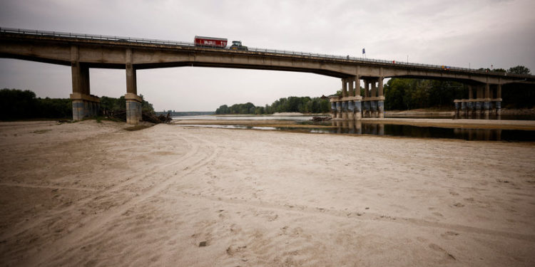 بالصور سابقة بيئية في أطول نهر إيطالي .. “أسوأ جفاف منذ 70 عاما”