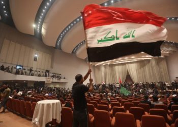 المتظاهرون يعلنون “اعتصاماً مفتوحاً” في مبنى مجلس النواب العراقي