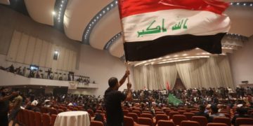 المتظاهرون يعلنون “اعتصاماً مفتوحاً” في مبنى مجلس النواب العراقي