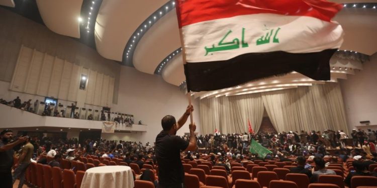 المتظاهرون يعلنون “اعتصاماً مفتوحاً” في مبنى مجلس النواب العراقي