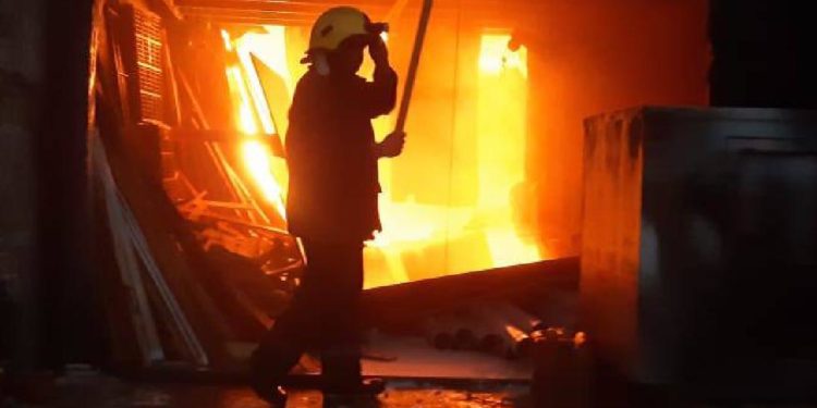 حريق يلتهم منزلاً وسط السليمانية ويودي بحياة زوجين