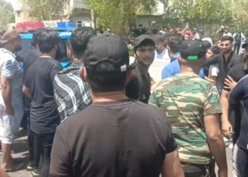 بالفيديو نقل حالات الاختناق والإصابة بين صفوف المتظاهرين عبر سيارات الشرطة