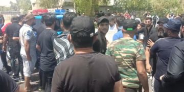 بالفيديو نقل حالات الاختناق والإصابة بين صفوف المتظاهرين عبر سيارات الشرطة
