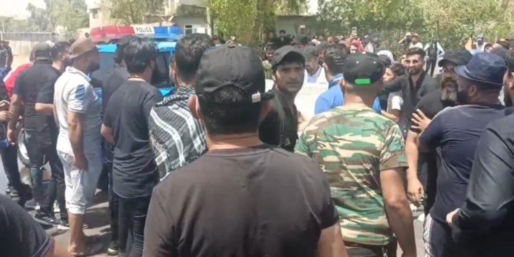 بالفيديو نقل حالات الاختناق والإصابة بين صفوف المتظاهرين عبر سيارات الشرطة