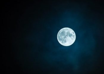 بالصور “قمـــر الغــــزال” حول العالم 