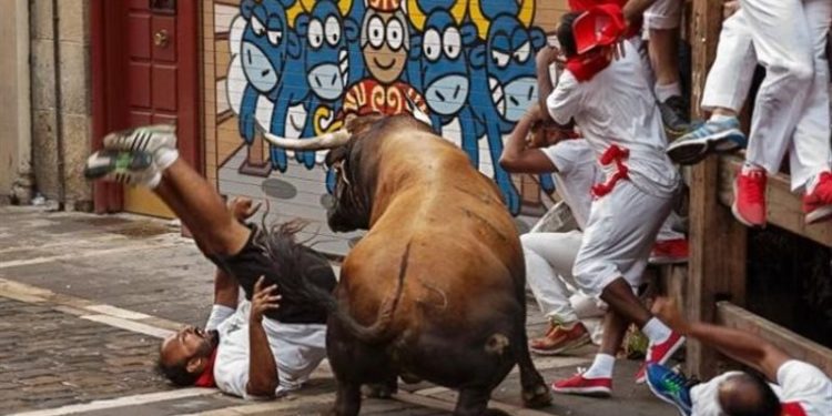 قتلى ومصابين فى مهرجان الموت بإسبانيا .. “اللعب مع الثيران”