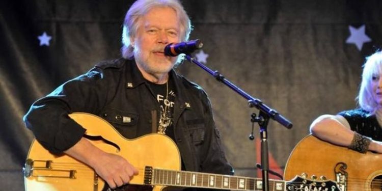 عازف روك يستعيد جيتاره بعد (46 عاما) من سرقته