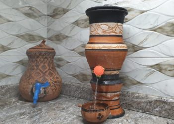 مغاربة يواجهون الحر بعادات الأجداد
