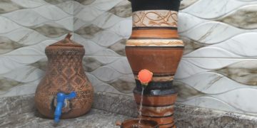 مغاربة يواجهون الحر بعادات الأجداد