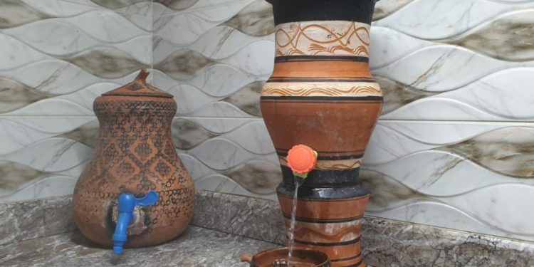 مغاربة يواجهون الحر بعادات الأجداد