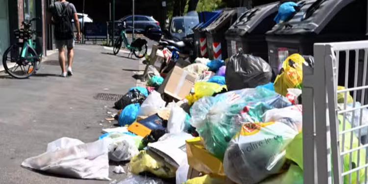 رومـــا “تغرق في النفايات” وتتصدر قائمة أكثر مدن العالم قذارة