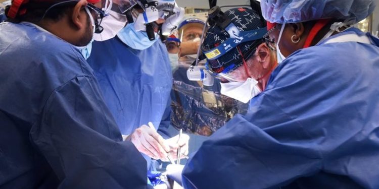 نجاح أول عملية زرع قلب في العالم بيــن “مريضي إيدز”