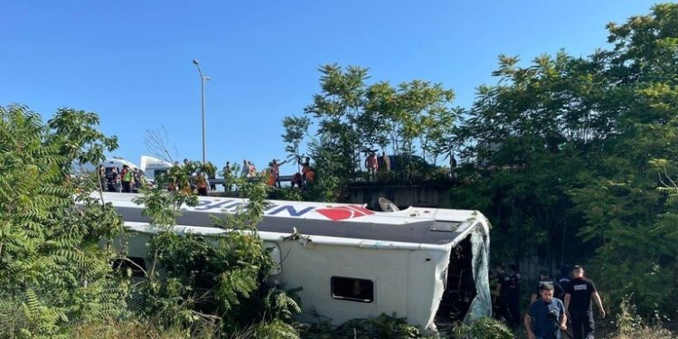 قتلى وجرحى بانقلاب حافلة في تركيا