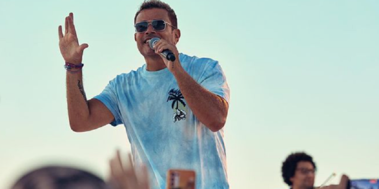عمرو ذياب يحتفل بمليار مستمع على هذا تطبيق انغامي