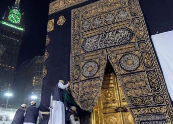 استبدال كسوة الكعبة على يد (166 فنيا وصانعا)