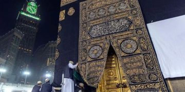 استبدال كسوة الكعبة على يد (166 فنيا وصانعا)