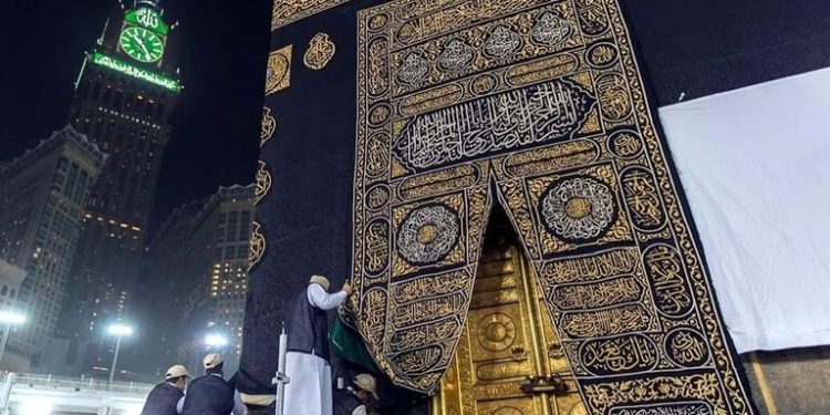 استبدال كسوة الكعبة على يد (166 فنيا وصانعا)