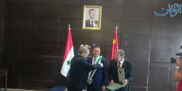 بشار الأسد يمنح السفير الصيني وسام الاستحقاق من الدرجة الممتازة