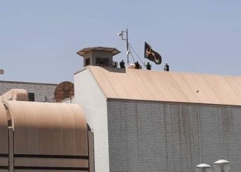 بالفيديو رفع راية الامام الحسين (ع) فوق مبنى مجلس النواب العراقي