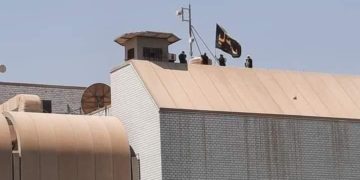 بالفيديو رفع راية الامام الحسين (ع) فوق مبنى مجلس النواب العراقي