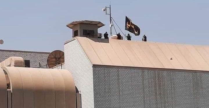 بالفيديو رفع راية الامام الحسين (ع) فوق مبنى مجلس النواب العراقي