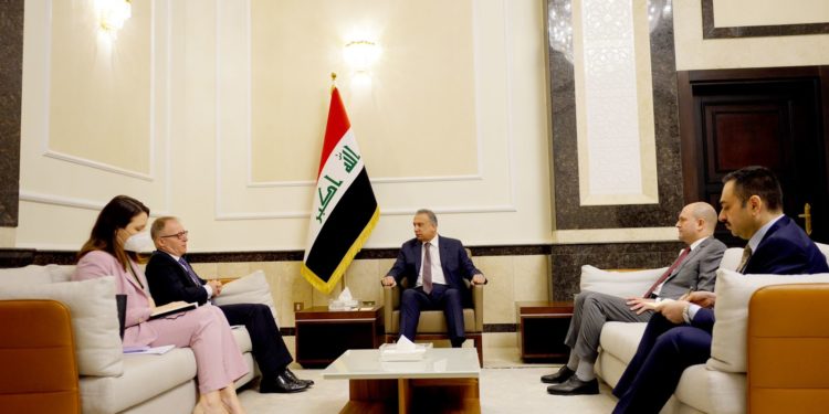 الكاظمي يستقبل السفير الإيطالي لدى العراق