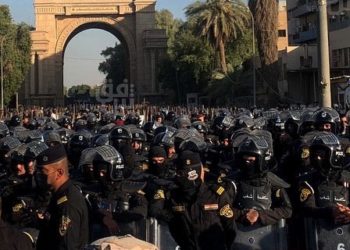  القوات الأمنية تمنع المتظاهرين من الدخول المنطقة الخضراء