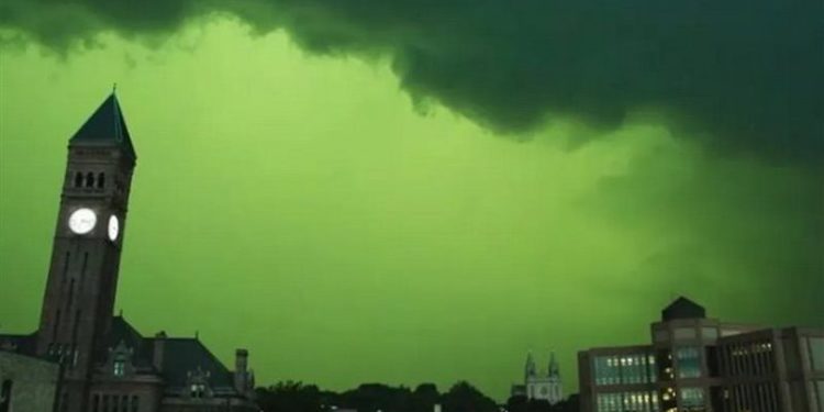  تحول السماء لــ(لـون الأخضر) ترعب مدينة أميركية .. (أحداث مسلسل خيال علمي تصبح حقيقة)
