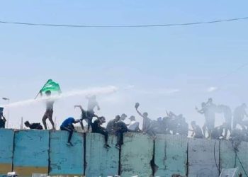 اطلاق قنابل الغاز لتفريق المتظاهرين عند المنطقة الخضراء وتسجيل اصابات + صور