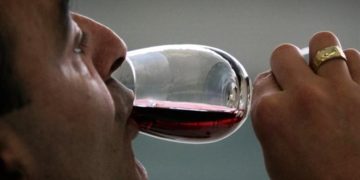 دراسة  .. شرب الكحول يحمي من 4 أمراض قاتلة بشرط