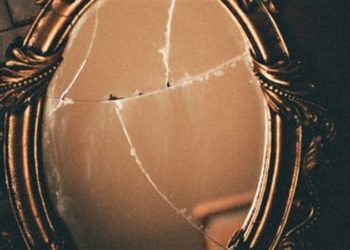 العثور على مرآة سحرية بمتحف أمريكي ,, انعكاس الضوء يكشف تفاصيل عمرها قرون
