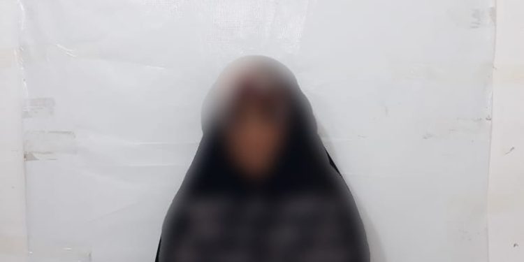 القبض على امرأة  في واسط متهمة بسرقة الدور السكنية