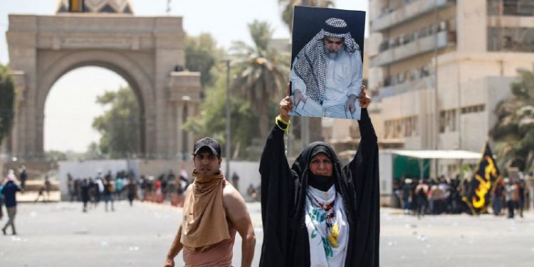 بالفيديـــــو المتظاهرون الآن داخل البرلمان العراقي