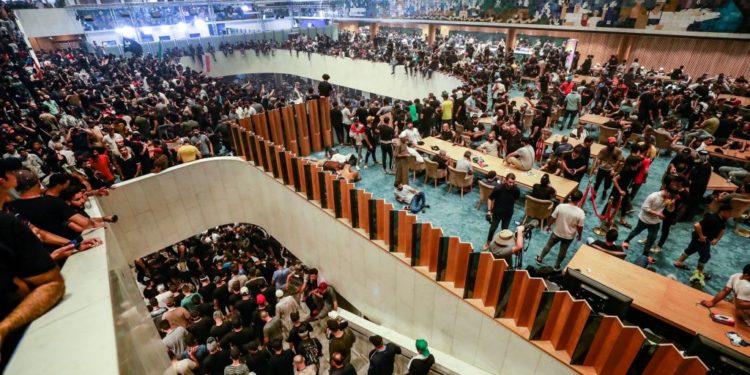 مرحلة مهيئة لــ”تصفير النظام” و لا وجود لمشروع … كيف سينتهي الحراك الصدري؟