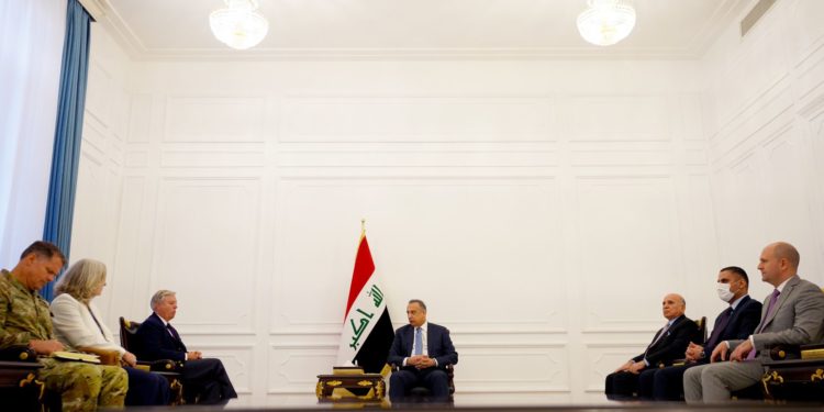 الكاظمي يستقبل عضو مجلس الشيوخ الأمريكي ليندسي غراهام والوفد المرافق له