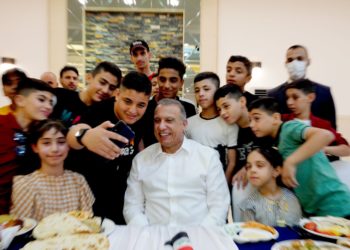 الكاظمي يحتفي بمجموعة من الأيتام في الموصل بمناسبة ذكرى التحرير