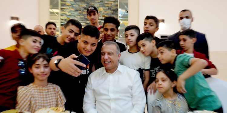 الكاظمي يحتفي بمجموعة من الأيتام في الموصل بمناسبة ذكرى التحرير