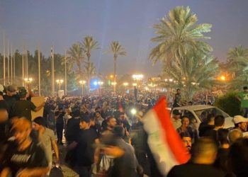 بالصور استمرار توافد كبير للمتظاهرين نحو المنطقة الخضراء بعد دعوة الصدر