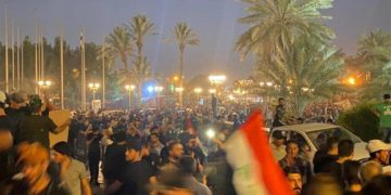 بالصور استمرار توافد كبير للمتظاهرين نحو المنطقة الخضراء بعد دعوة الصدر